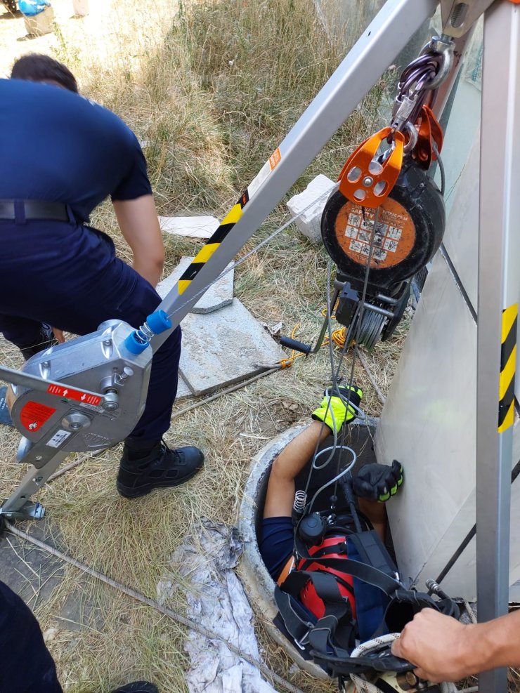 Maltepe'de 10 gün süren yavru kedi kurtarma operasyonu