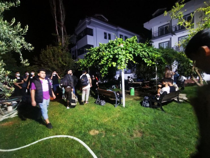 Muğla'da 33 kaçak göçmen ile 4 organizatör şüphelisi yakalandı