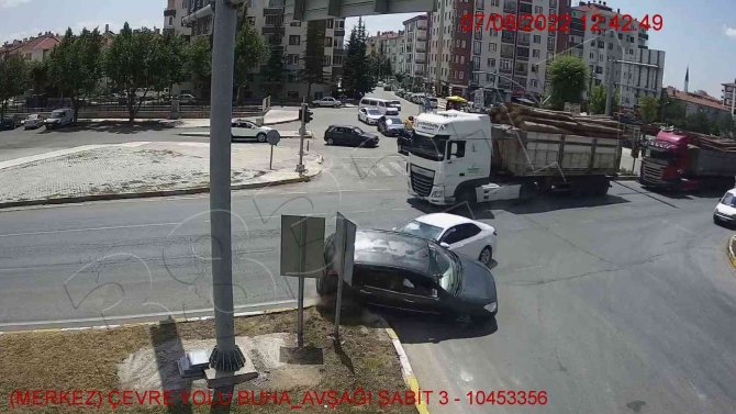 Ölüm kavşağındaki kaza kamerada