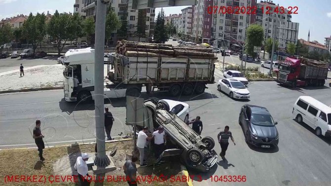 Ölüm kavşağındaki kaza kamerada