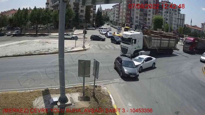 Ölüm kavşağındaki kaza kamerada