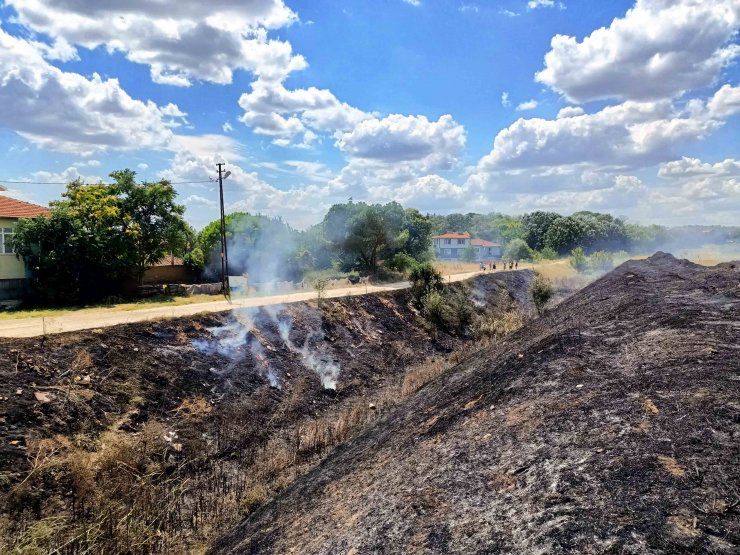 Otluk yangını yerleşim yerlerine sıçramadan söndürüldü