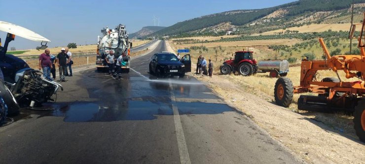 Otomobil ile çarpışan traktör ikiye bölündü