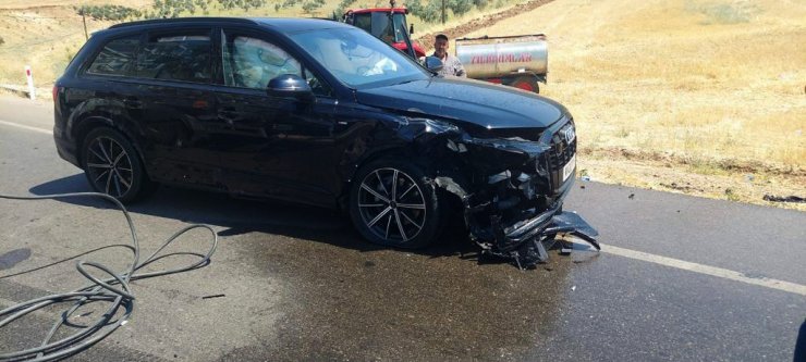 Otomobil ile çarpışan traktör ikiye bölündü