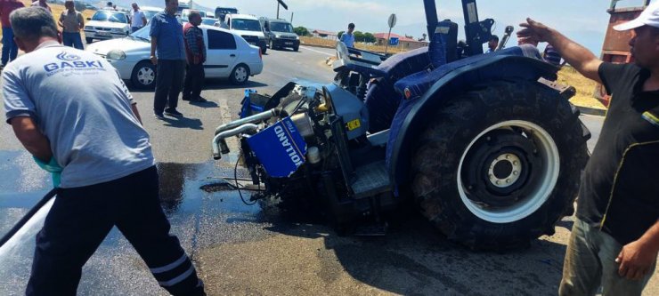 Otomobil ile çarpışan traktör ikiye bölündü