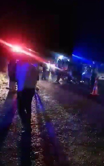 Otomobil traktörün taşıdığı su tankerine çarptı; 1 ölü, 4 yaralı