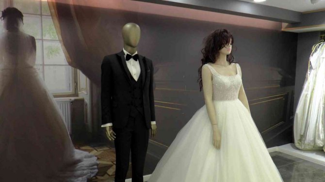 Salon düğünleriyle birlikte gelinlik modelleri de değişti