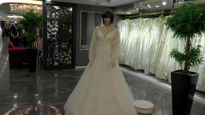 Salon düğünleriyle birlikte gelinlik modelleri de değişti