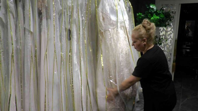 Salon düğünleriyle birlikte gelinlik modelleri de değişti