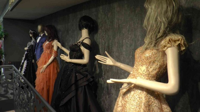 Salon düğünleriyle birlikte gelinlik modelleri de değişti
