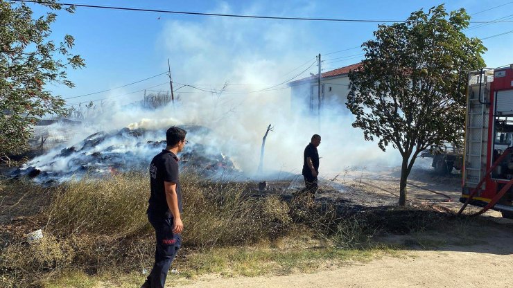 Saman yangını ahıra sıçradı; 20 küçükbaş öldü