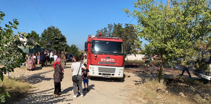 Saman yangını ahıra sıçradı; 20 küçükbaş öldü