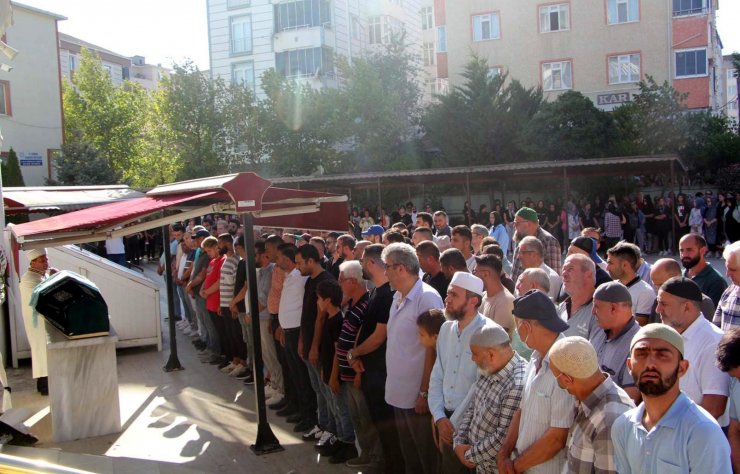 Sevgilisinin kolundan tutup, 25 metrelik uçurumdan atladığı Mehlika, toprağa verildi