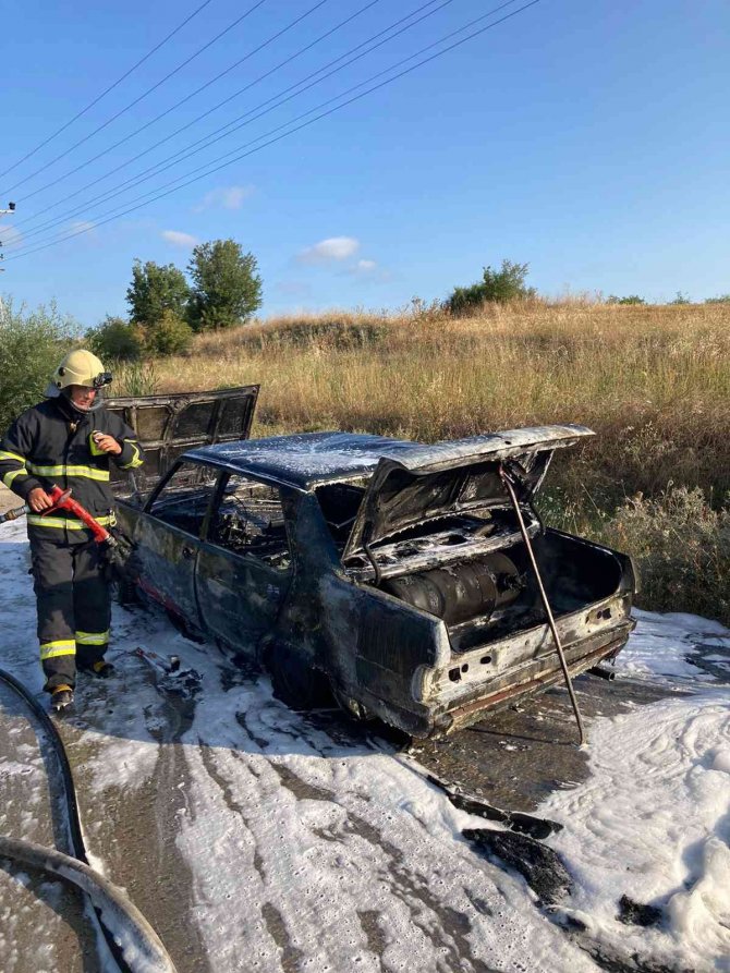 Seyir halinde yanan araç kül oldu