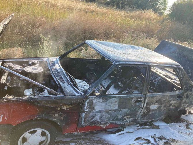 Seyir halinde yanan araç kül oldu