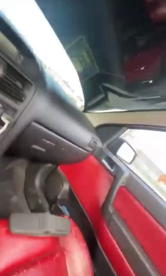 Seyir halindeki otomobilin kaputu açıldı