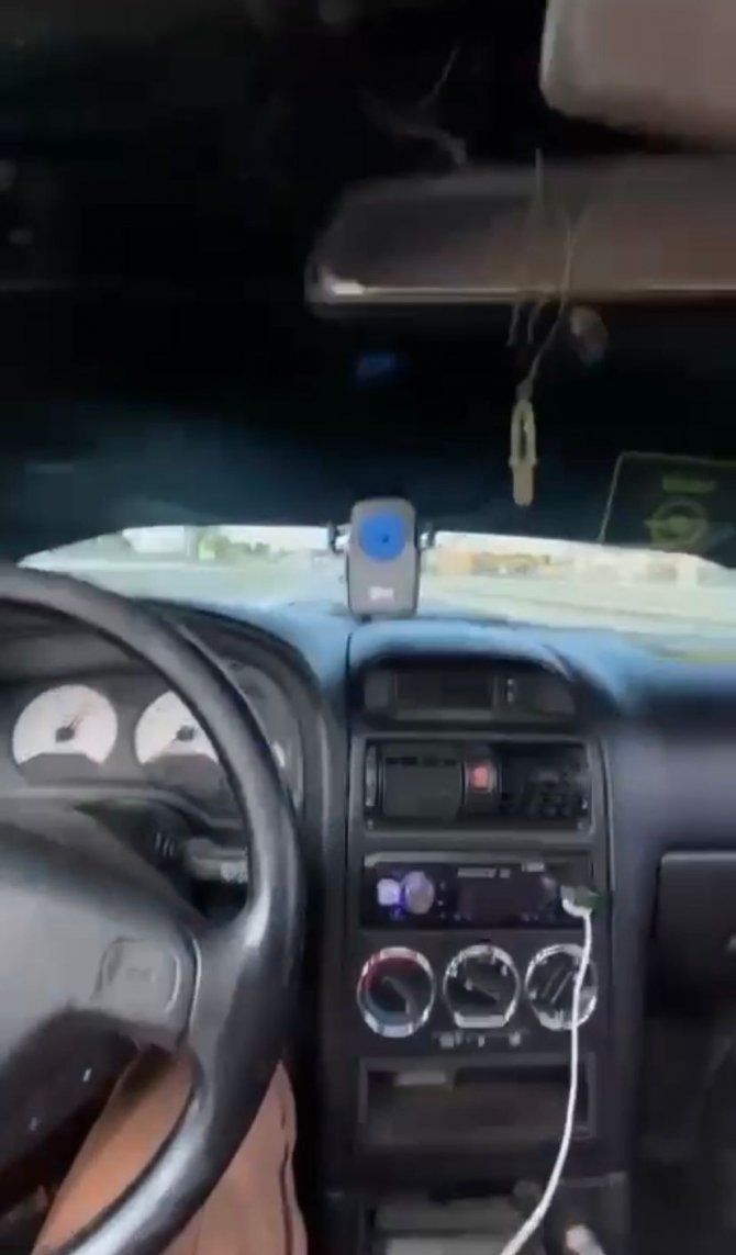 Seyir halindeki otomobilin kaputu açıldı