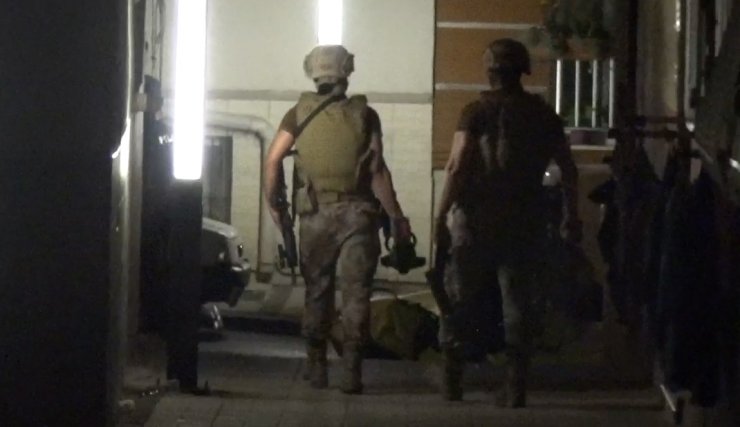 Silivri'de eşiyle tartışıp elindeki bıçakla kendini balkona kilitledi