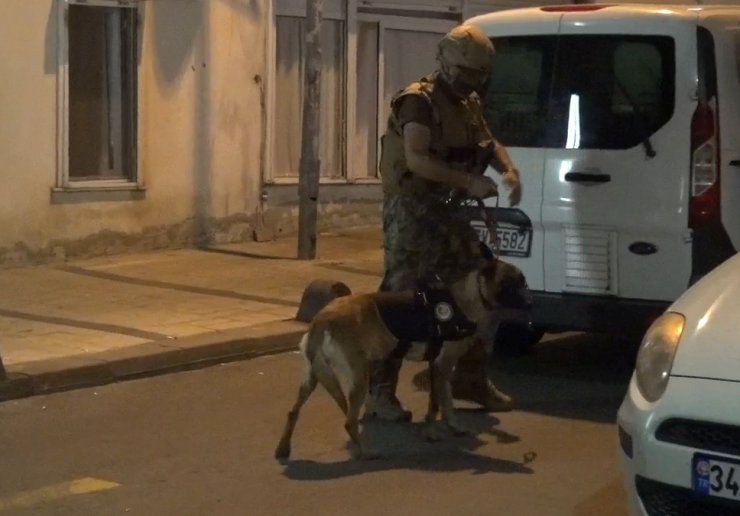 Silivri'de eşiyle tartışıp elindeki bıçakla kendini balkona kilitledi