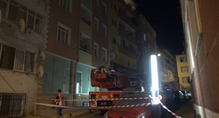 Silivri'de eşiyle tartışıp elindeki bıçakla kendini balkona kilitledi