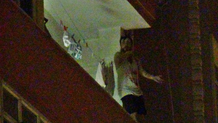 Silivri'de eşiyle tartışıp elindeki bıçakla kendini balkona kilitledi