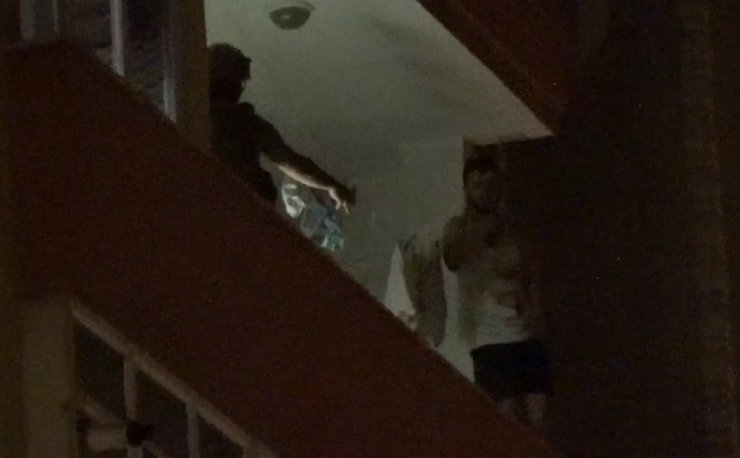 Silivri'de eşiyle tartışıp elindeki bıçakla kendini balkona kilitledi