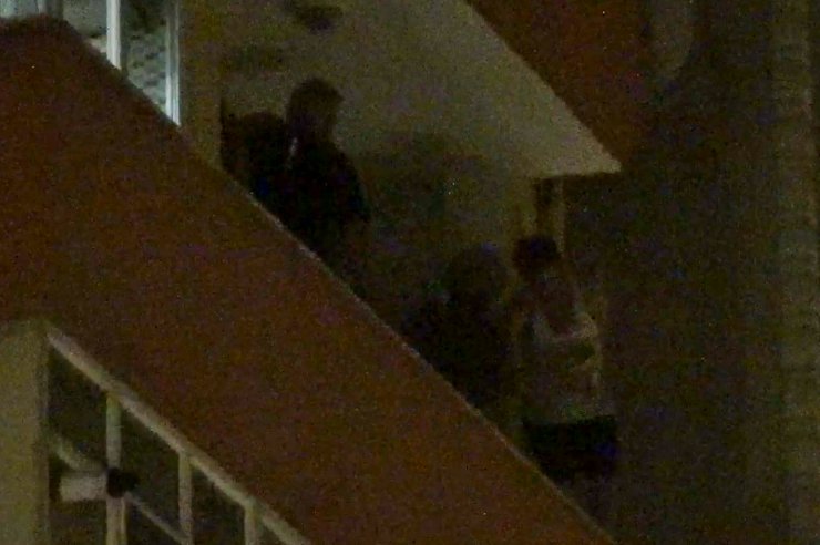 Silivri'de eşiyle tartışıp elindeki bıçakla kendini balkona kilitledi