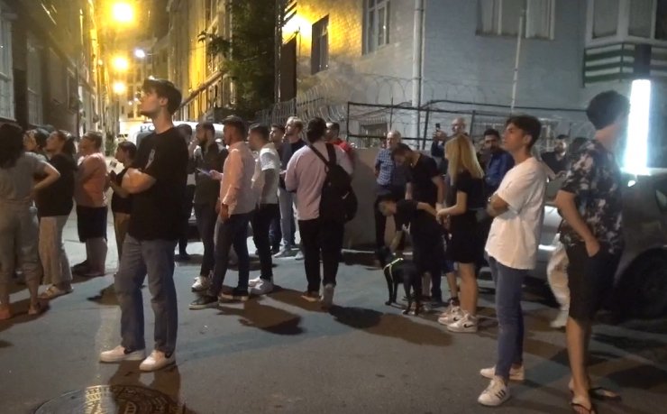 Silivri'de eşiyle tartışıp elindeki bıçakla kendini balkona kilitledi