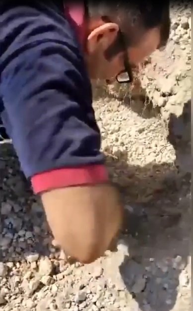 Toprak altında kalan köpek ve 5 yavrusu kurtarıldı