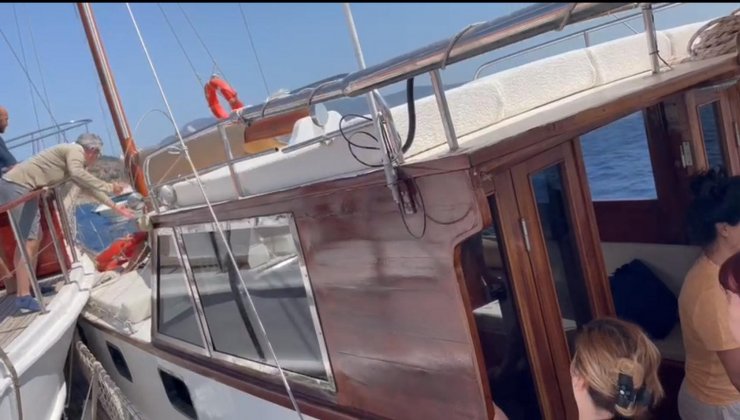 Tur teknesinin demirli tekneye çarptığı kaza kamerada