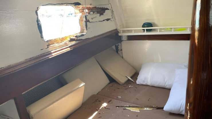 Tur teknesinin demirli tekneye çarptığı kaza kamerada