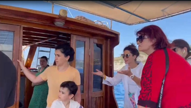 Tur teknesinin demirli tekneye çarptığı kaza kamerada