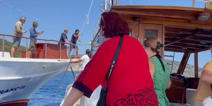 Tur teknesinin demirli tekneye çarptığı kaza kamerada