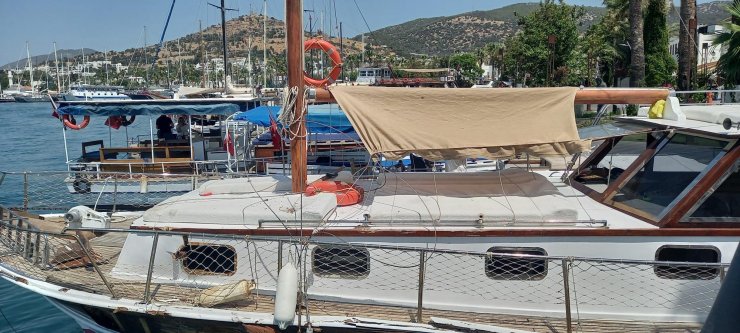 Tur teknesinin demirli tekneye çarptığı kaza kamerada