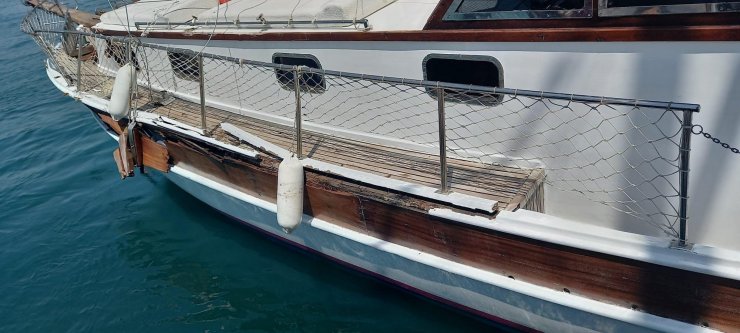 Tur teknesinin demirli tekneye çarptığı kaza kamerada