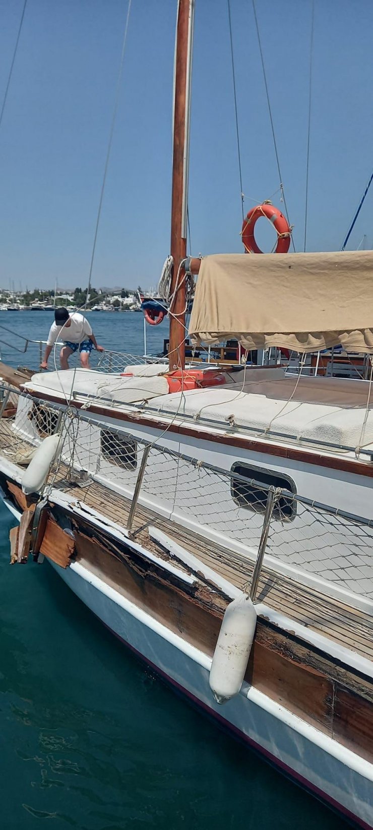 Tur teknesinin demirli tekneye çarptığı kaza kamerada