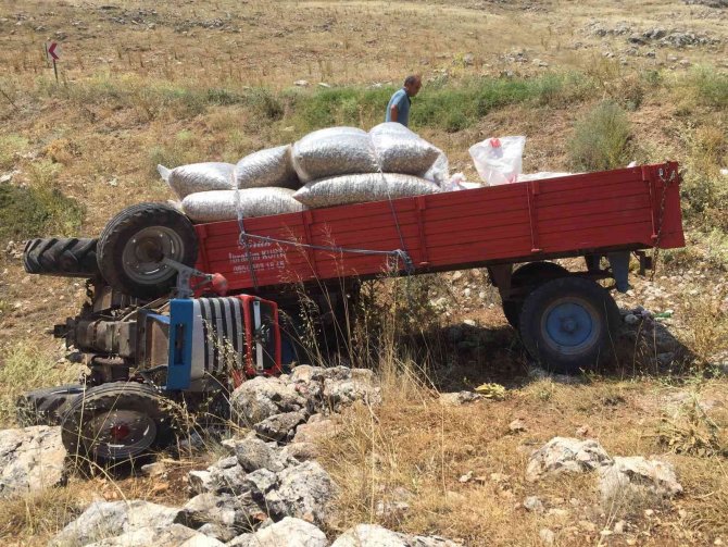 Virajı alamayan traktör devrildi, 1 yaralı