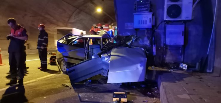 Yolcu otobüsü tünelde otomobile çarptı: 2 ölü, 1 yaralı