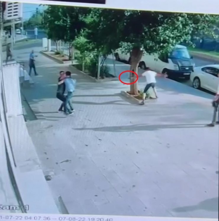 4 kişinin yaralandığı silahlı 'kız kaçırma' kavgası kamerada