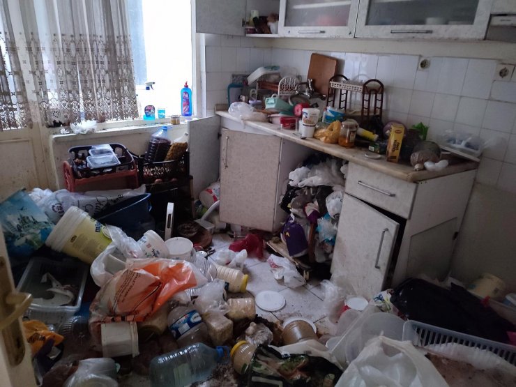 Ankara'da apartman dairesinden 1 kamyonet çöp çıktı