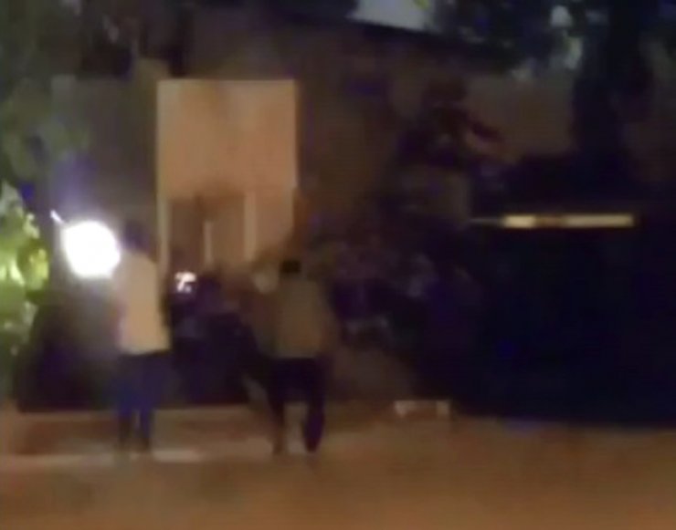 Annesini, eşiyle evlendirmek isteyen kadının evini kurşunladı