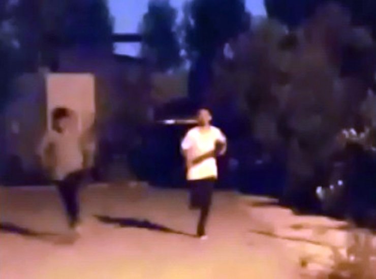 Annesini, eşiyle evlendirmek isteyen kadının evini kurşunladı