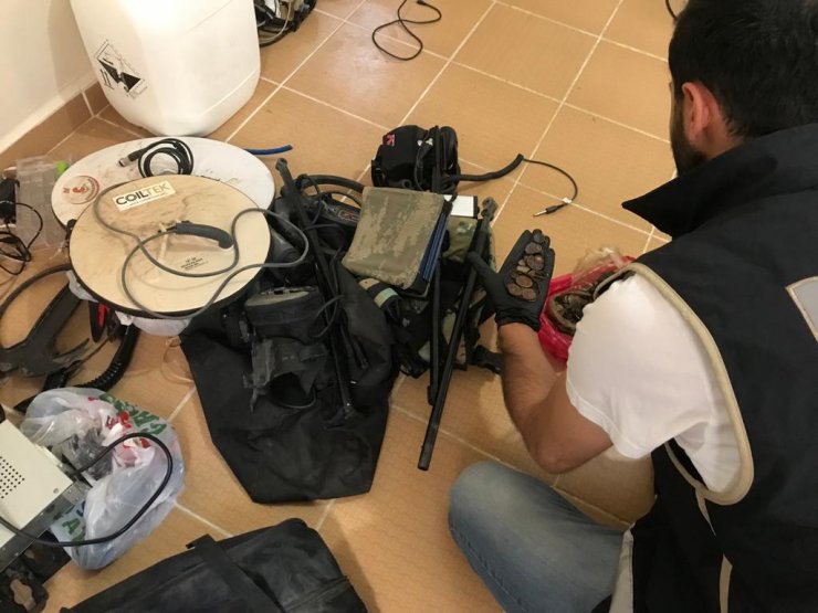 Arkeolog polisler, tarihi eser kaçakçılarına geçit vermiyor