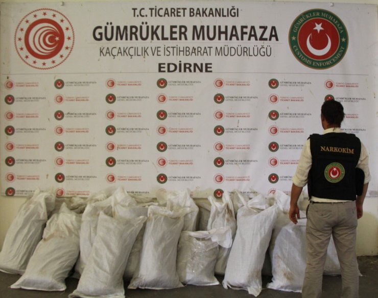 Bakan Muş: Gümrük Muhafaza ekiplerince 246 kilo kokain ile 226 kilo esrar ele geçirildi