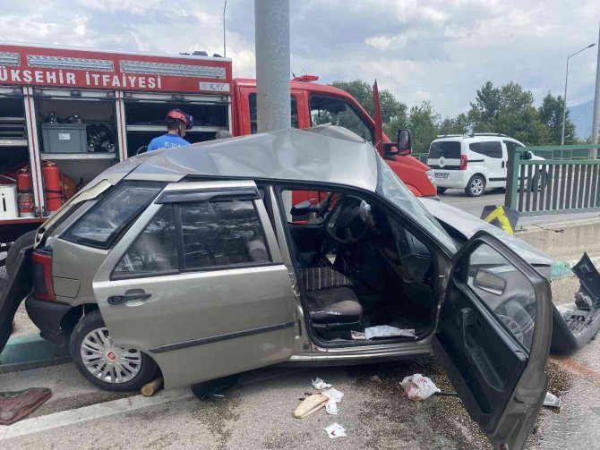 Bursa’da otomobil yön levhasına çarptı, hurdaya döndü: 1 ağır yaralı