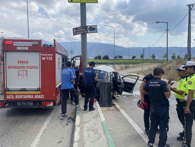 Bursa’da otomobil yön levhasına çarptı, hurdaya döndü: 1 ağır yaralı