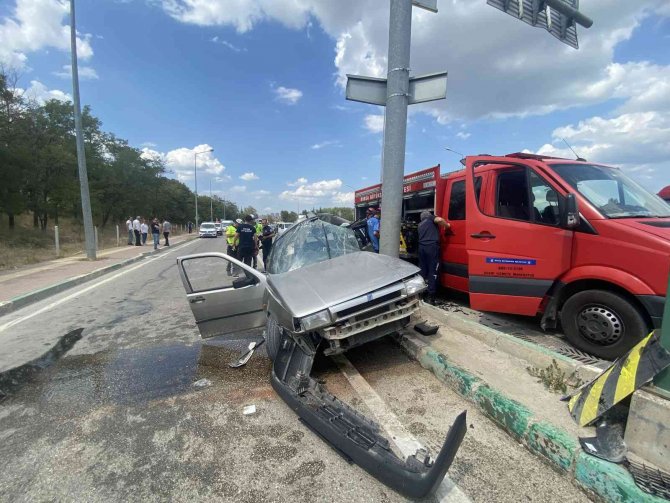 Bursa’da otomobil yön levhasına çarptı, hurdaya döndü: 1 ağır yaralı