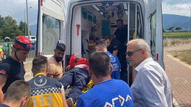 Bursa’da otomobil yön levhasına çarptı, hurdaya döndü: 1 ağır yaralı