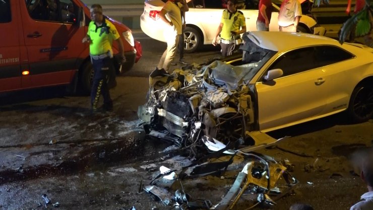 Bursa'da sulama tankerine çarpan otomobil, zincirleme kazaya yol açtı: 1'i ağır 5 yaralı