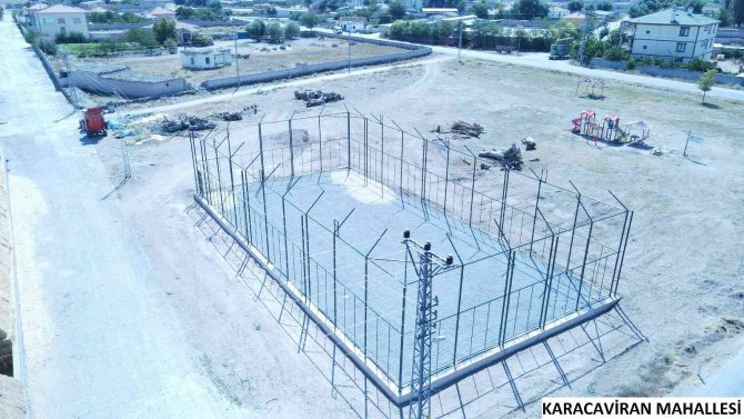 Develi’de kırsal mahallelerdeki halı saha yapım çalışmaları devam ediyor